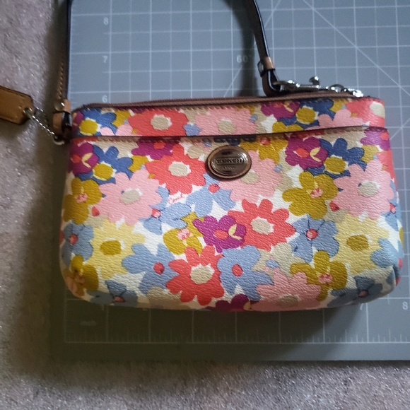 LOW START Coach Peyton Floral Medium Wristlet - Picture 11 of 14